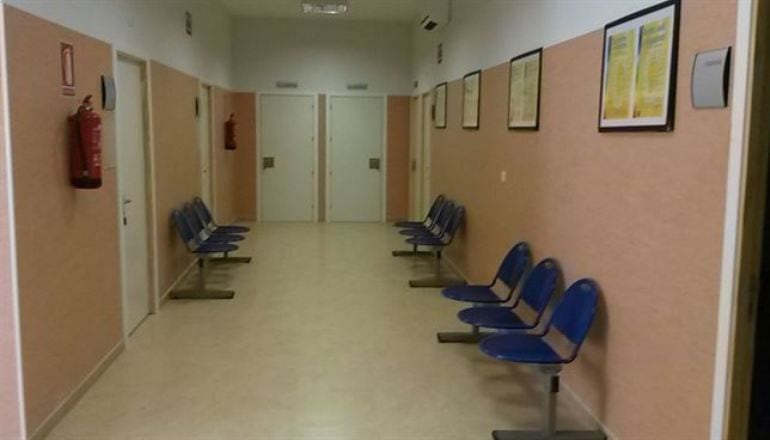 Sala de espera del nuevo consultorio médico abierto en el barrio sevillano de Valdezorras