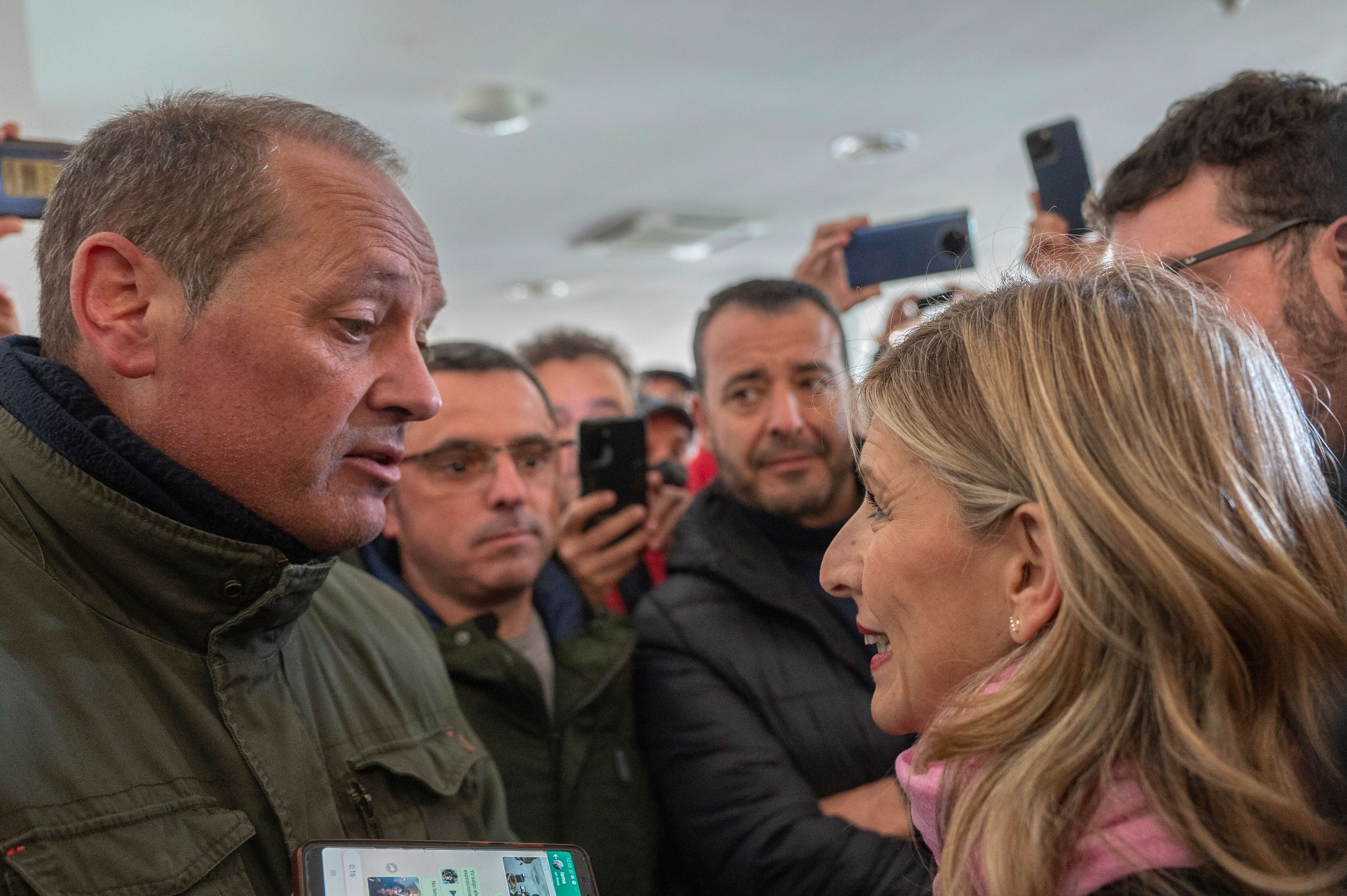 SANTANDER, 04/03/2023.- La vicepresidenta segunda del Gobierno de España, Yolanda Díaz (d) durante un encuentro con miembros del comité de empresa de Aspla, en huelga desde hace más de un mes, antes de un acto de escucha de la plataforma Sumar, este sábado en Santander. EFE/Pedro Puente Hoyos
