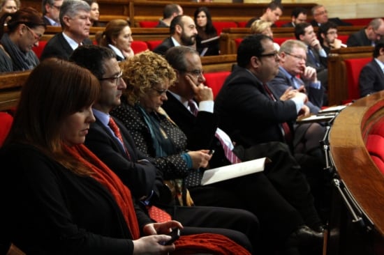 Núria Ventura, Marina Geli y Joan Ignasi Elena, los tres diputados del PSC que han roto la disciplina de grupo, junto a otros representantes socialistas, en el pleno del Parlament