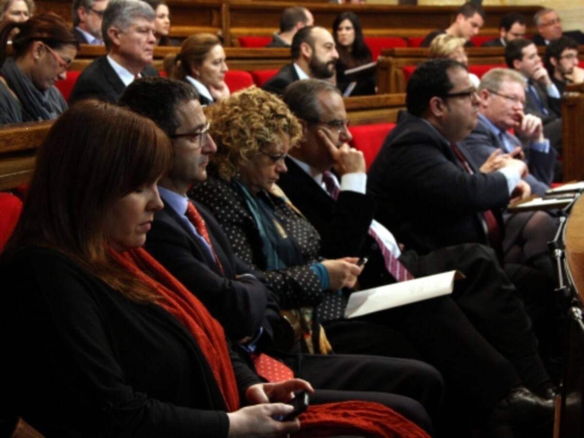 El PSC suspende cautelarmente de sus cargos a los tres diputados díscolos