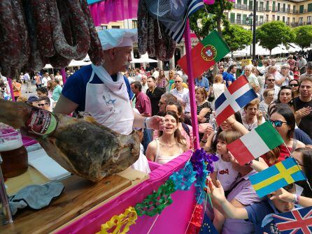 Cientos de personas se acercan a la carroza de San Andrés