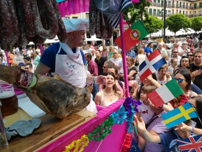 Cientos de personas se acercan a la carroza de San Andrés