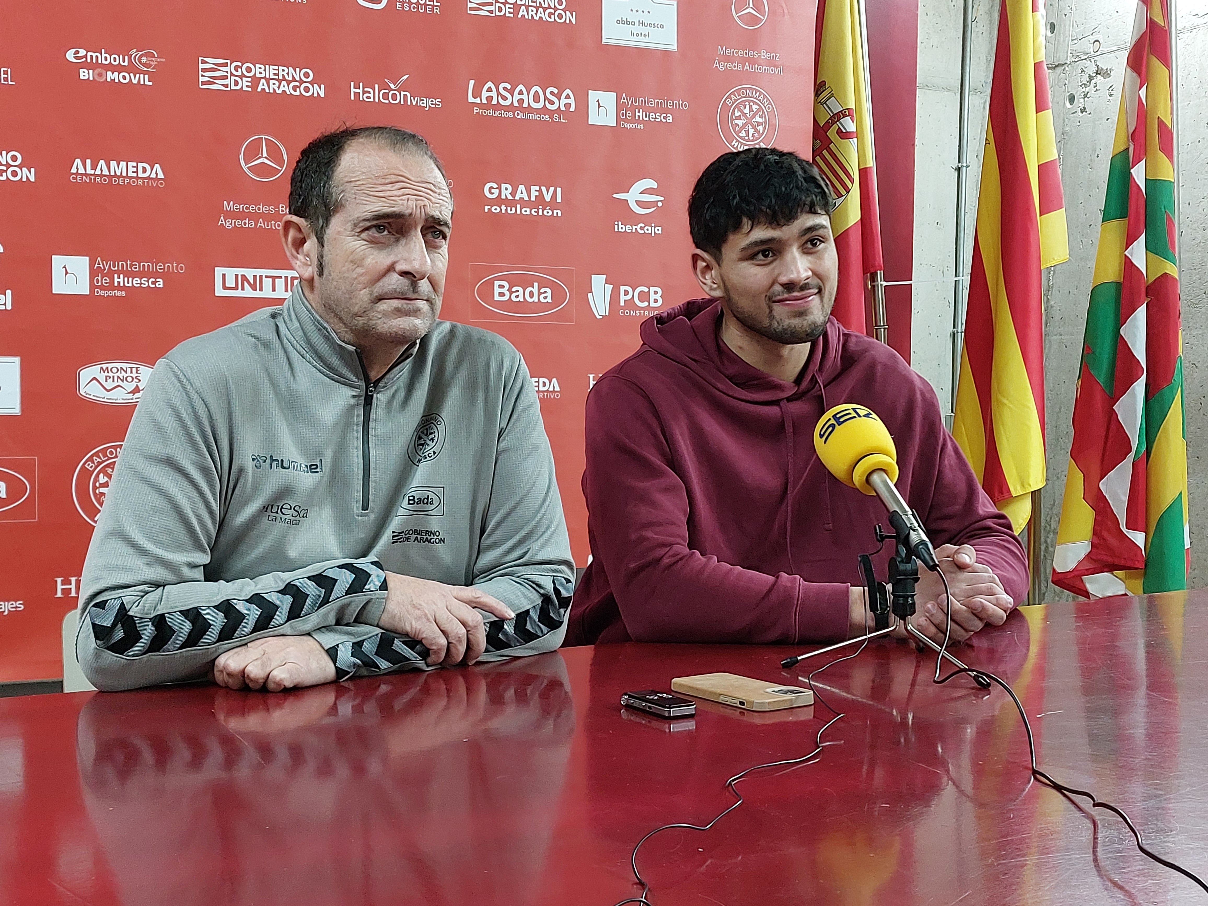 José Nolasco y Bruno García en la previa del partido entre el Bada Huesca y el FC Barcelona