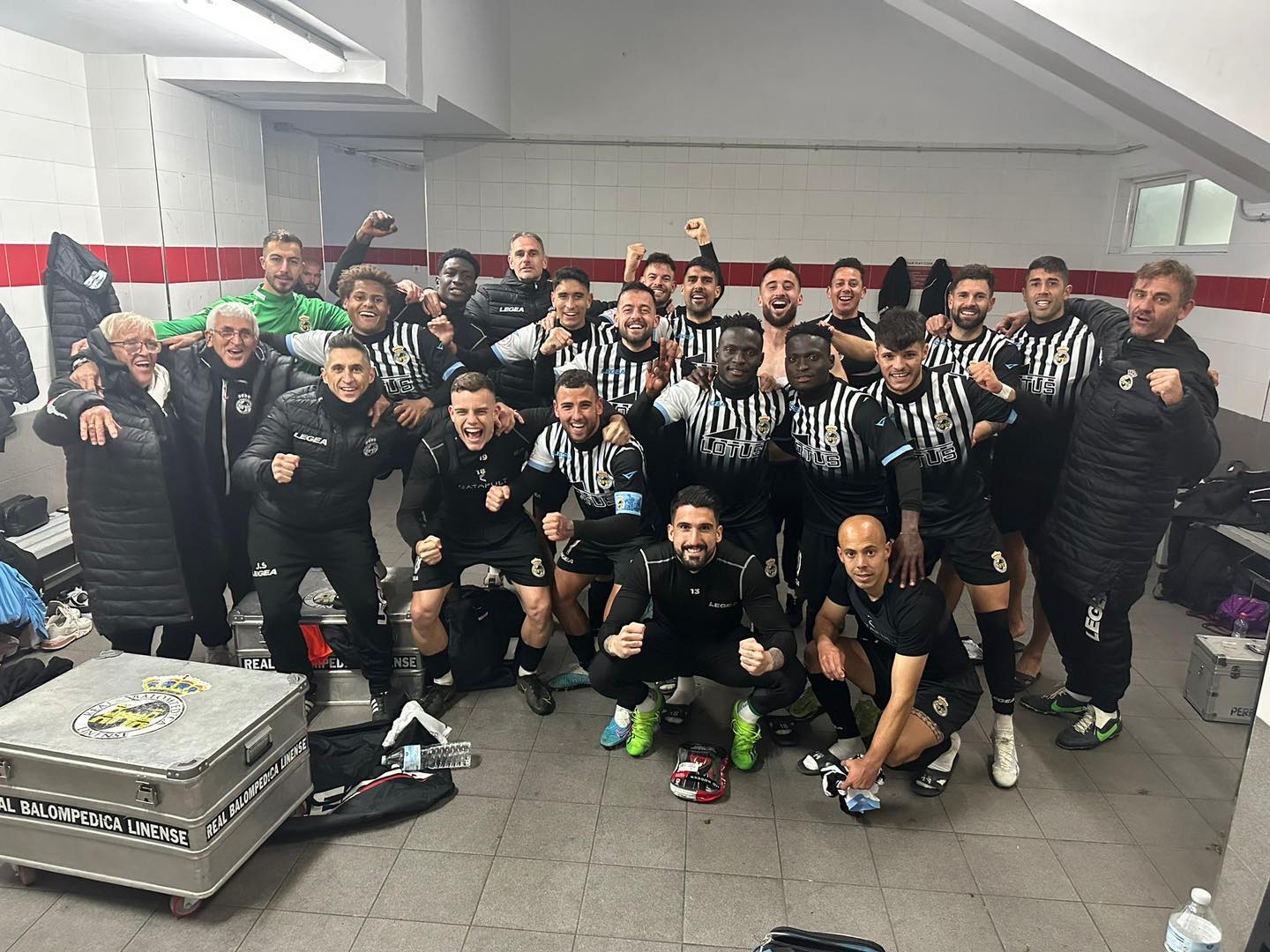 La plantilla celebra el triunfo