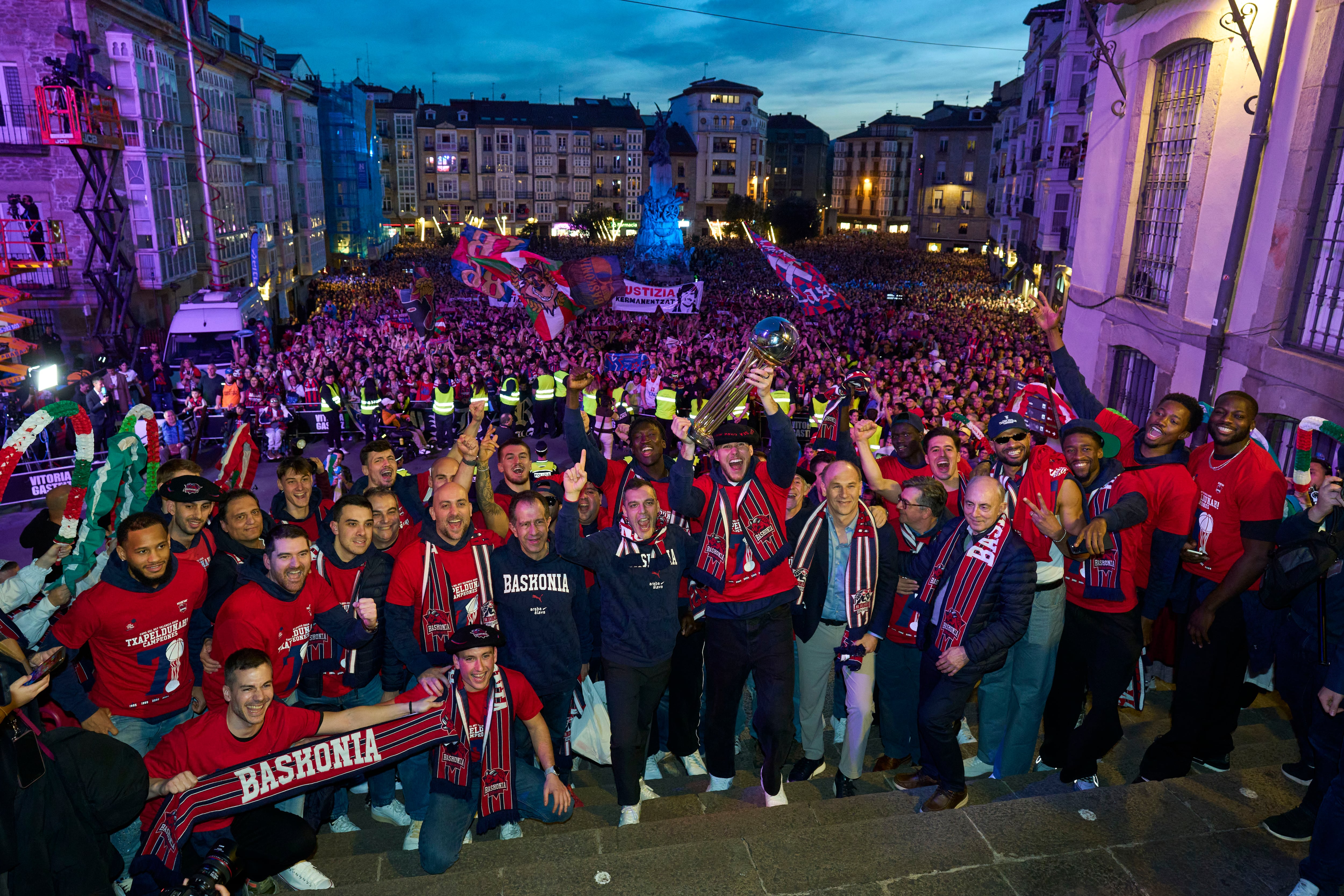 Vitoria, 24/02/2026.- Los jugadores y el cuerpo técnico del Kosner Baskonia celebran este martes en la plaza de la Virgen Blanca de Vitoria el triunfo del equipo vitoriano en la Copa del Rey. EFE/ADRIAN RUIZ HIERRO