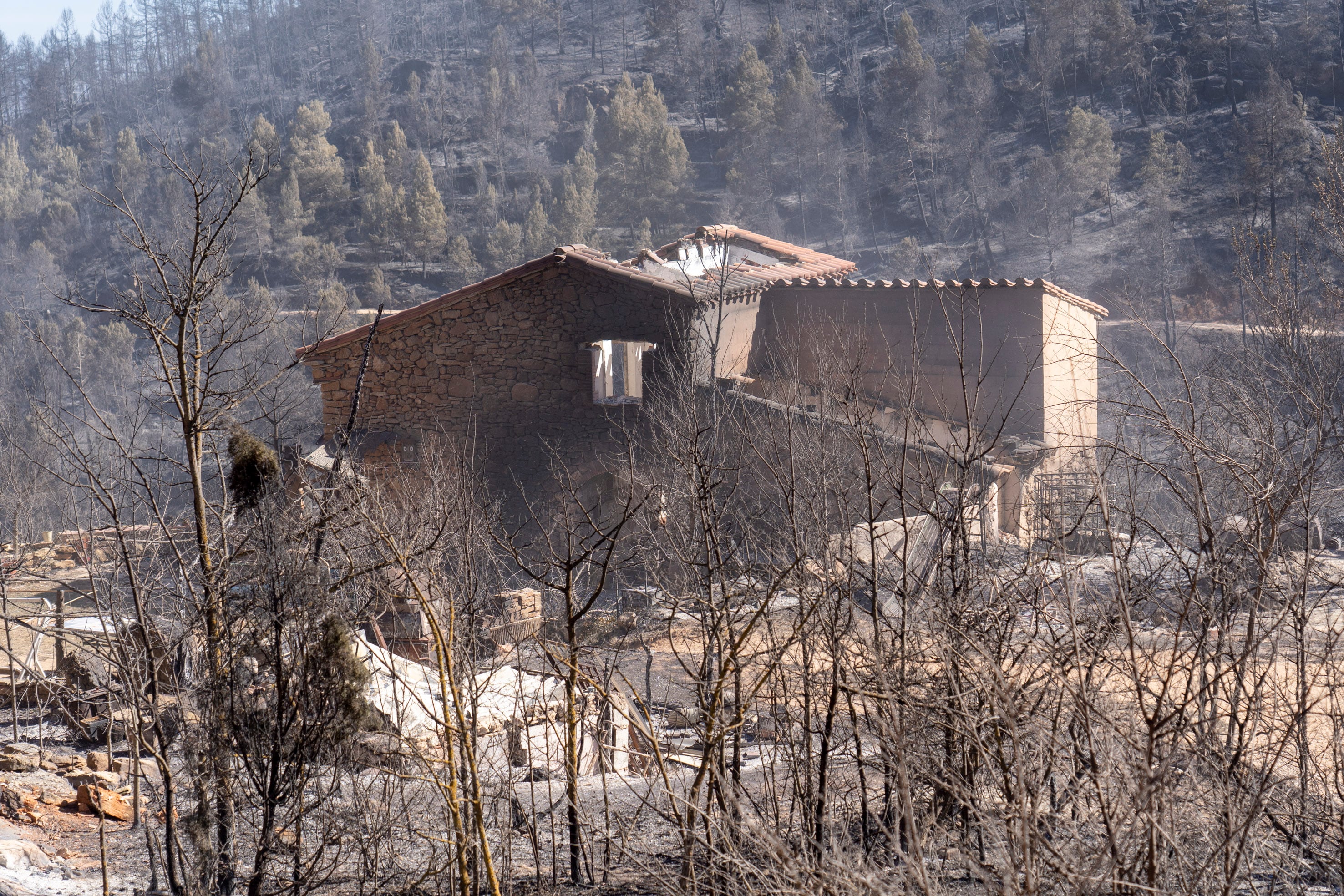 SAN AGUSTÍN (TERUEL), 26/03/2023.- Estado en el que ha quedado el barrio La Garcia perteneciente al municipio de San Agustin en Teruel con varias casas quemadas tras el incendio forestal que se ha producido en la zona. EFE/Antonio García
