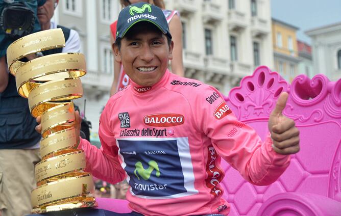 Nairo Quintana sonríe junto con el trofeo que le acredita como ganador del Giro.