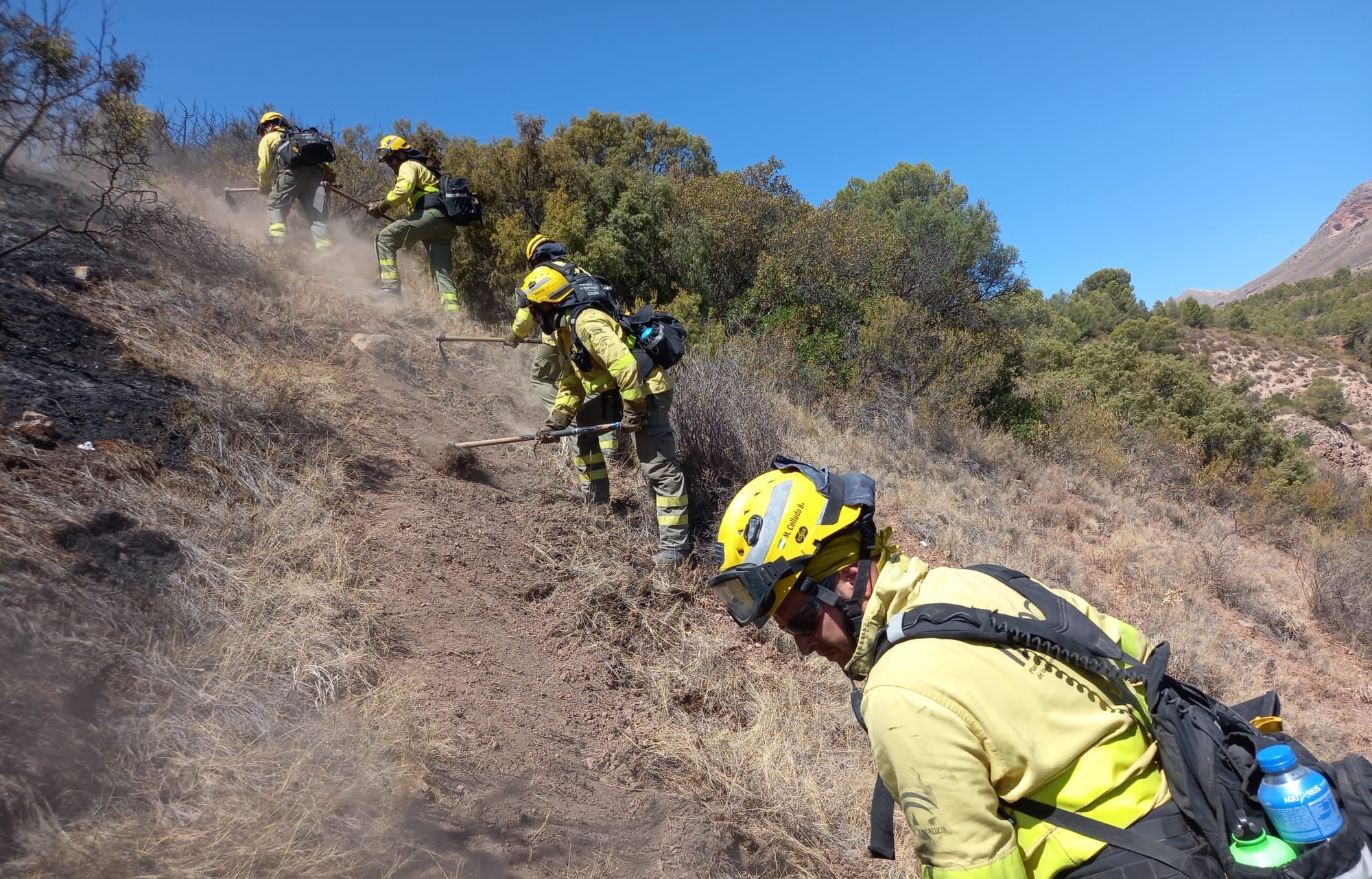 Varios bomberos forestales continúan trabajando para controlar el incendio de Jódar.