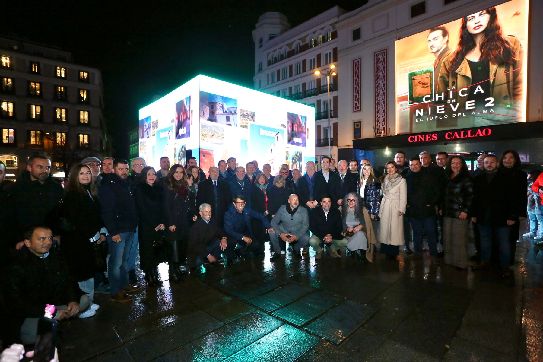 Buena parte de la expedición alicantina en Madrid ha querido hacerse la fotografía de familia ante el gran cubo de luces LED