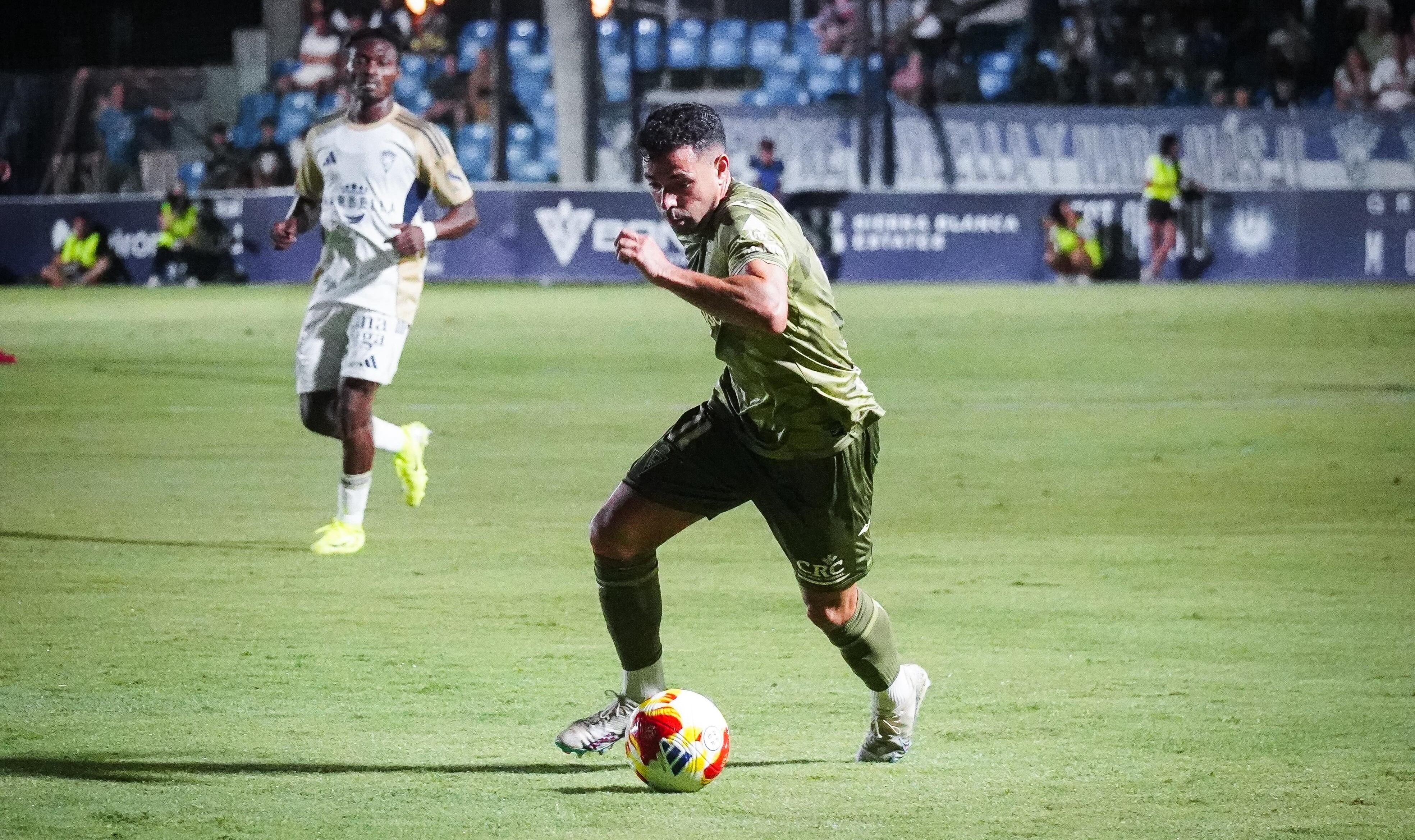 Álvaro Bustos, jugador del Real Murcia, controla un balón en Marbella.