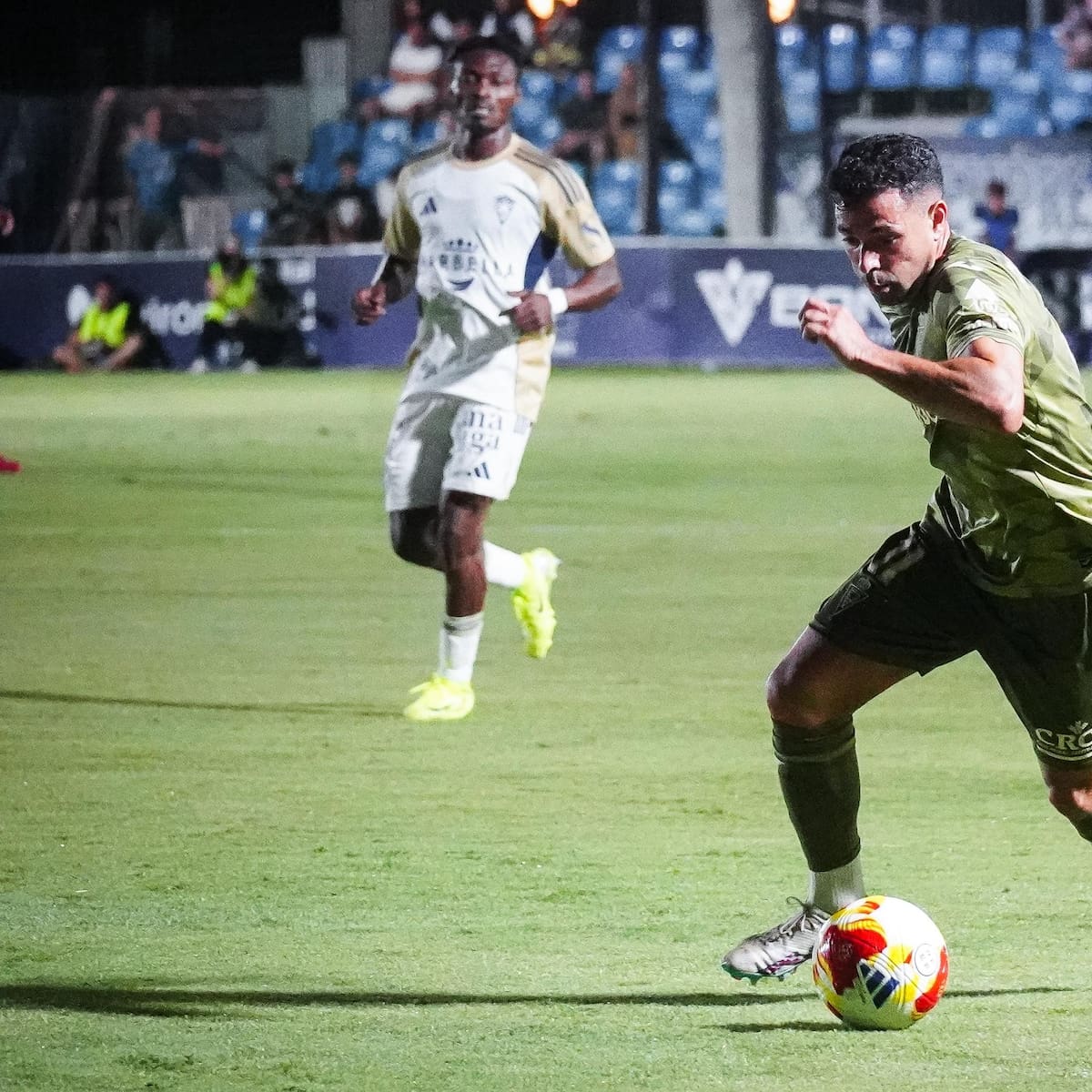 Álvaro Bustos agrava la crisis: nueva lesión muscular en el Real Murcia