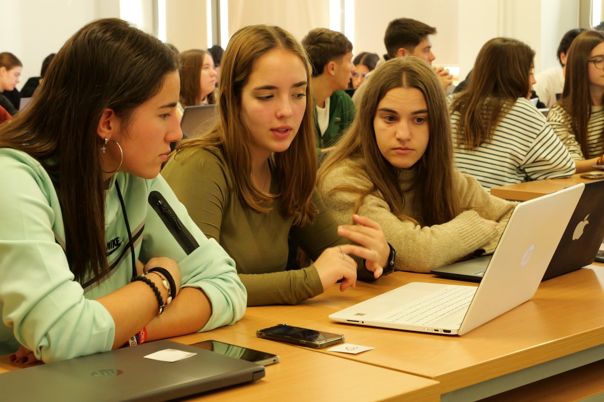 Jóvenes aprendiendo nuevas competencias digitales