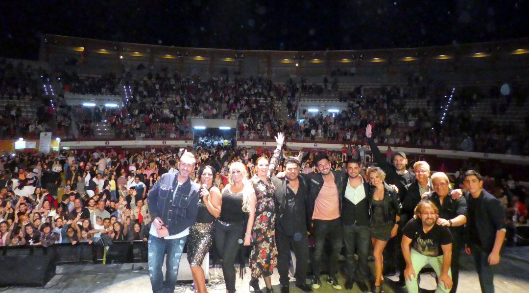 Foto de familia de los artistas participantes en el Festival &quot; Puertollano y Olé&quot; en 2017