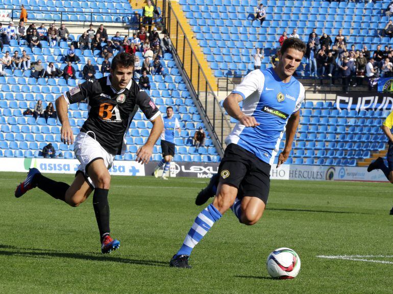 Adri Cuevas, exjugador del Hércules, en el estadio José Rico Pérez