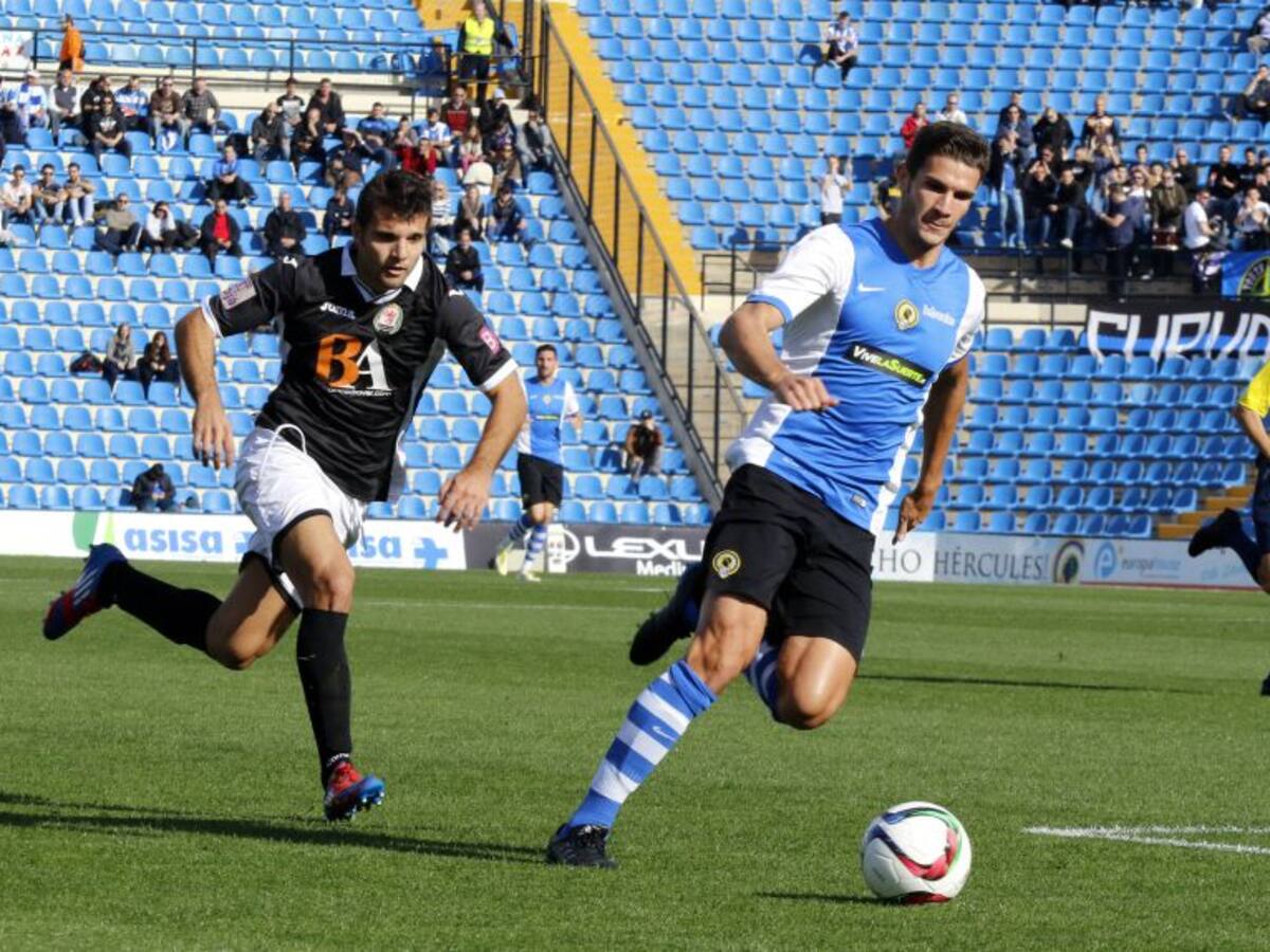 El Hércules entrega la carta de despido a Cuevas para inscribir a Álvaro García