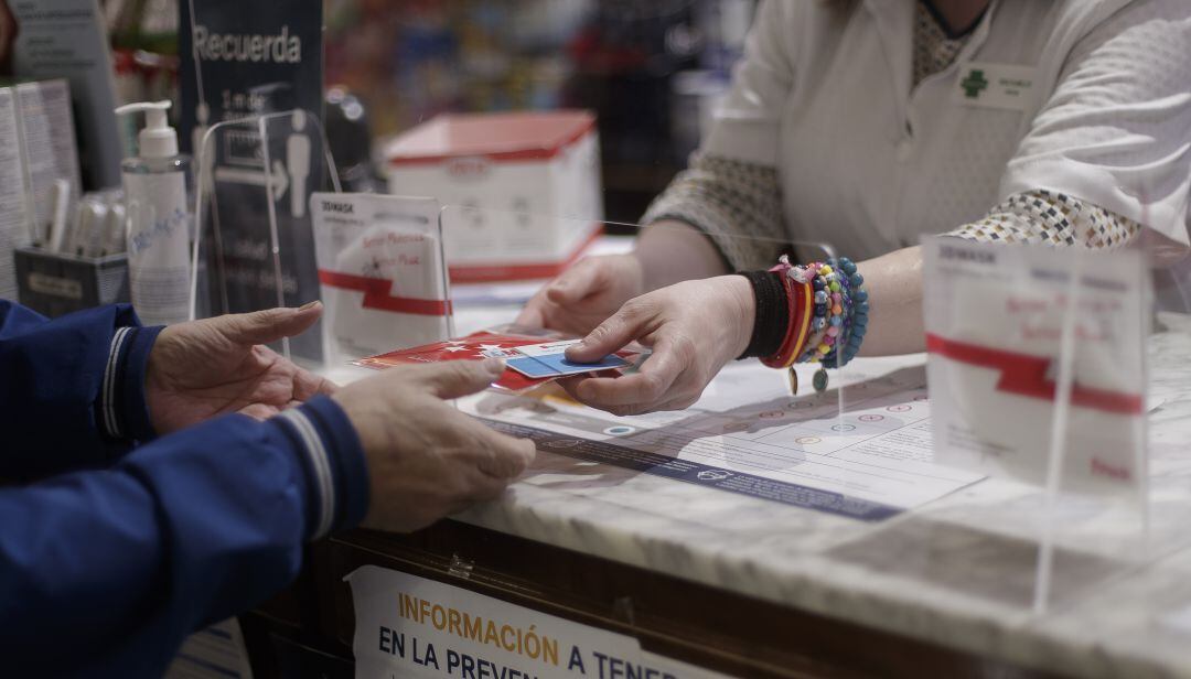 Un madrileño recoge, el pasado mes de mayo, una de las mascarillas que Ayuso repartió gratis en farmacias.