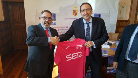 Alcalde de Palencia ha recibido la camiseta oficial de la prueba de manos del Director de la emisora