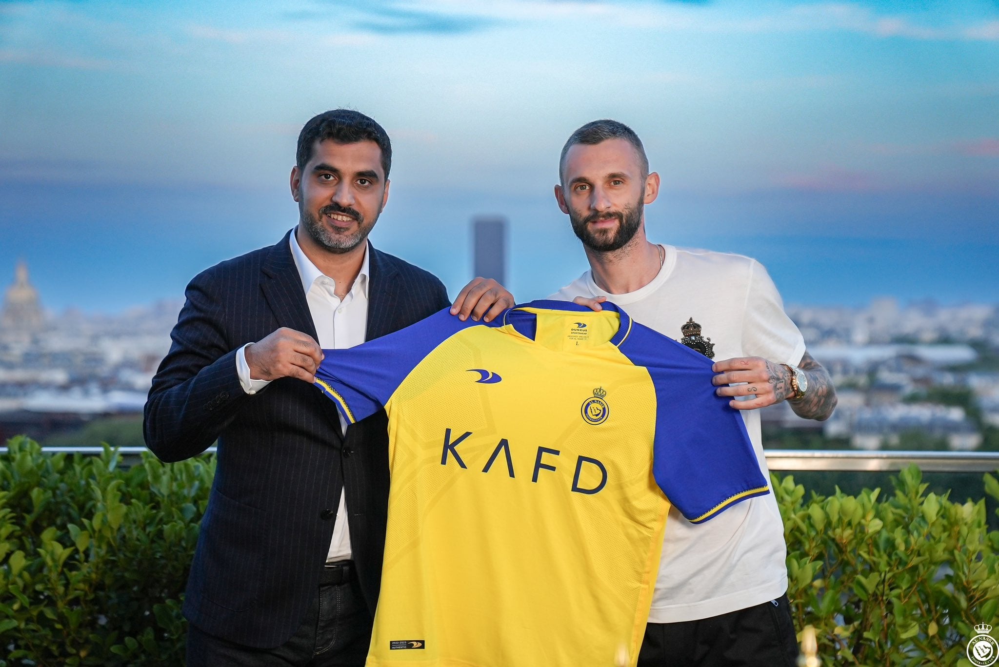 Brozovic posando con la camiseta del Al-Nassr FC de la Saudi Pro League.