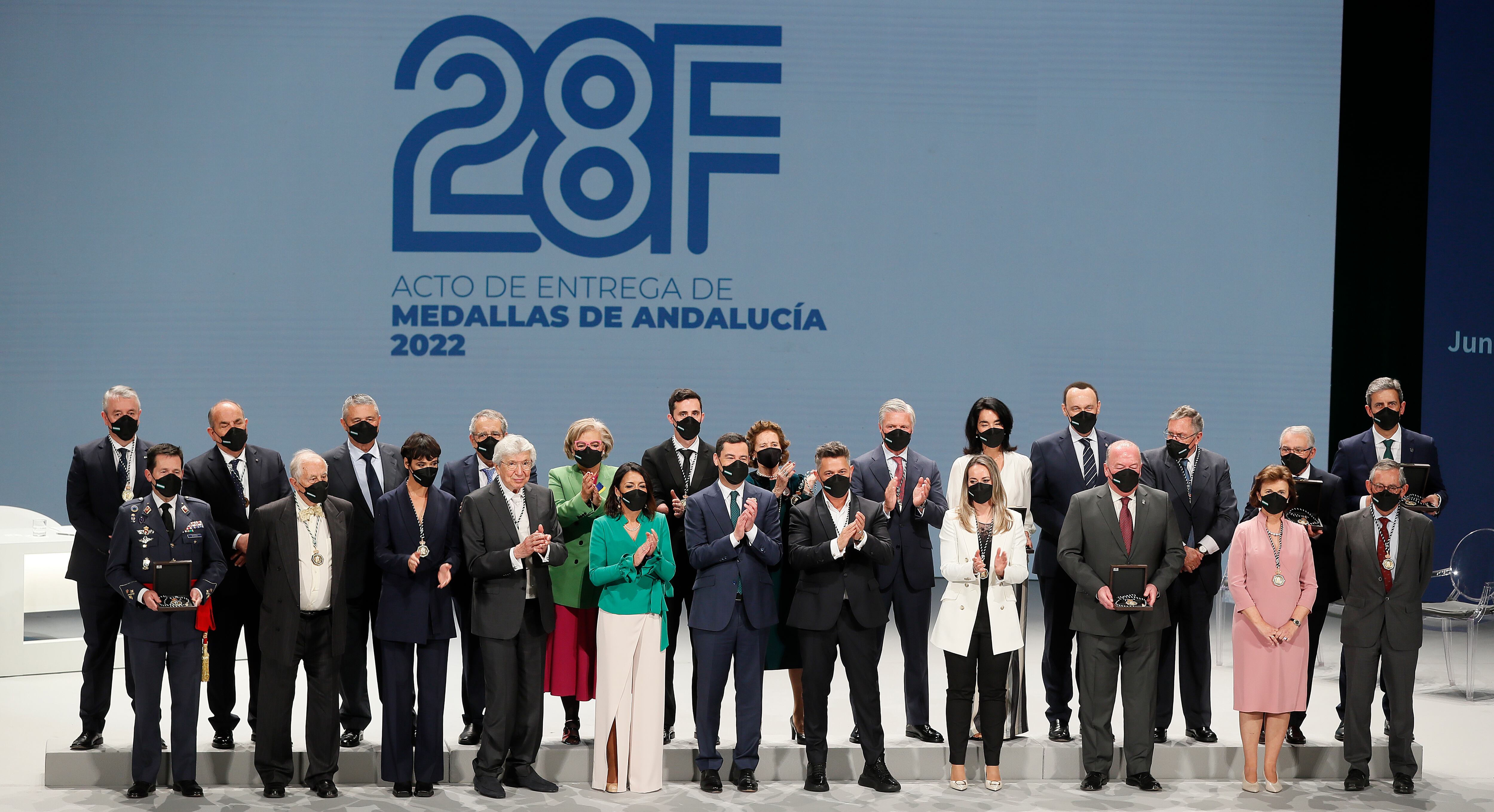 SEVILLA, 28/02/2022.- El presidente de la Junta de Andalucía, Juanma Moreno (c) posa para la foto de familia junto a los galardonados con las medallas del Día de Andalucía en un acto celebrado en el teatro de la Maestranza de Sevilla. EFE/José Manuel Vidal
