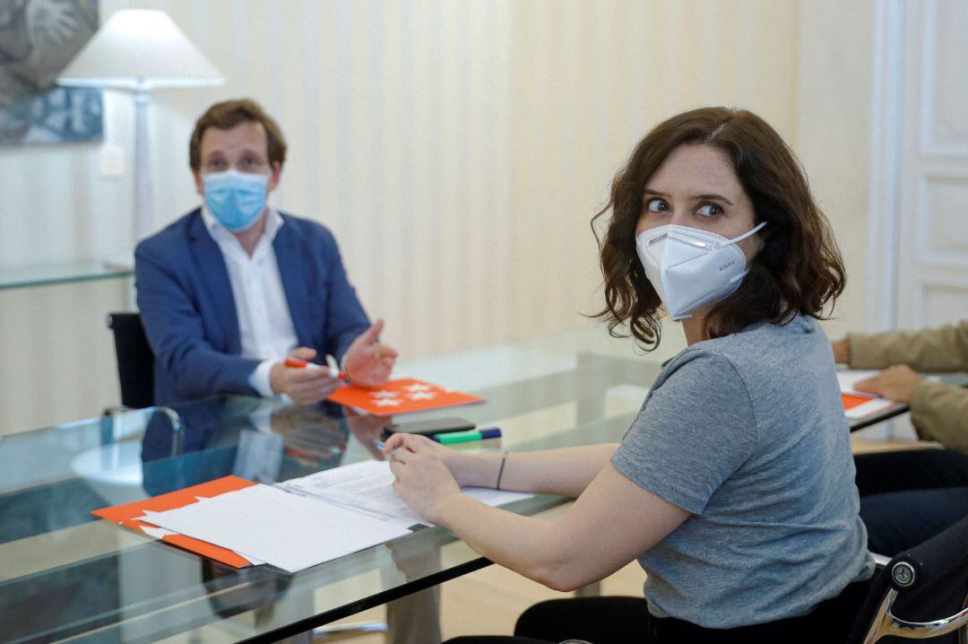 La presidenta de la Comunidad de Madrid, Isabel Díaz Ayuso (d), se reúne con el alcalde de Madrid, José Luis Martínez-Almeida (i), para tratar sobre el cambio a la Fase 1 de Madrid, ante el COVID-19, este viernes.