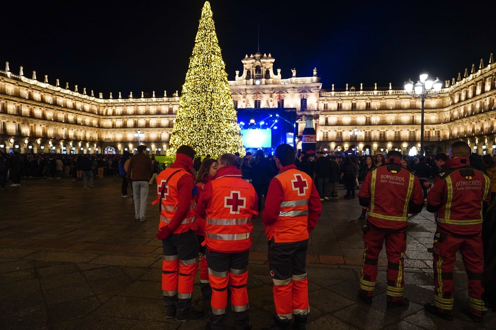 Personal de Cruz Roja y de Bomberos de Salamanca en el Fin de Año Universitario 2024