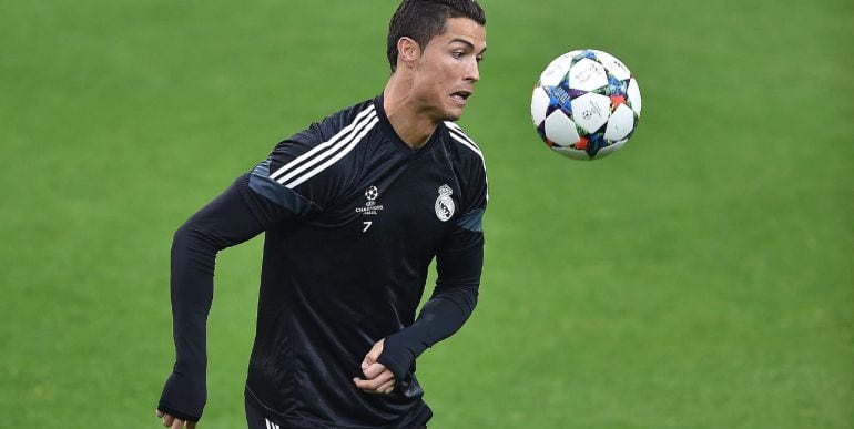 El delantero portugués del Real Madrid calienta durante un entrenamiento de su equipo en Turín.