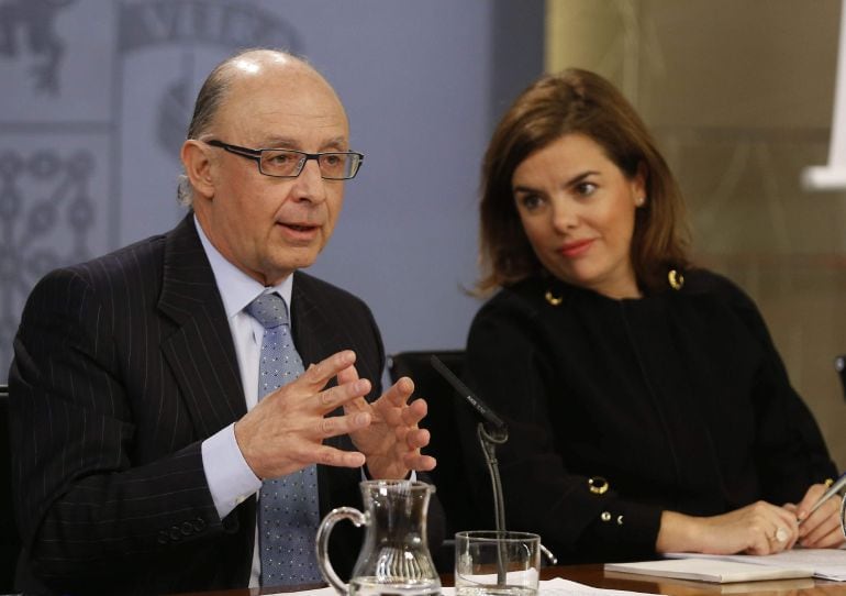 GRA156 MADRID, 20/03/2015.- La vicepresidenta del Gobierno, Soraya Sáenz de Santamaría y el ministro de Hacienda, Cristóbal Montoro, durante la rueda de prensa posterior a la reunión del Consejo de Ministros celebrado hoy en La Moncloa. EFE/Paco Campos