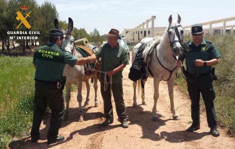 Imagen de la guardia civil y el dueño de los equinos