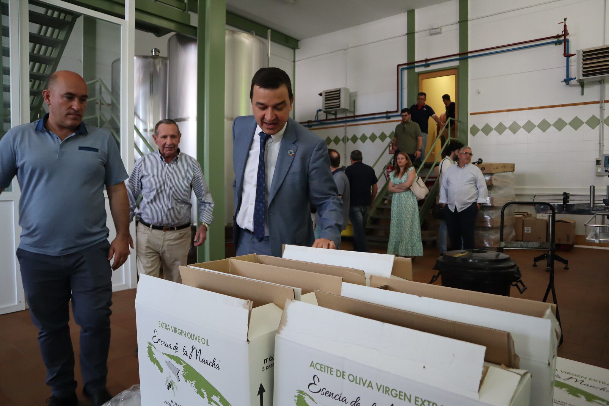 El consejero de Agricultura, Francisco Martínez Arroyo,  visita la Cooperativa ‘Unión de Santiago y San Miguel’ de Albaladejo