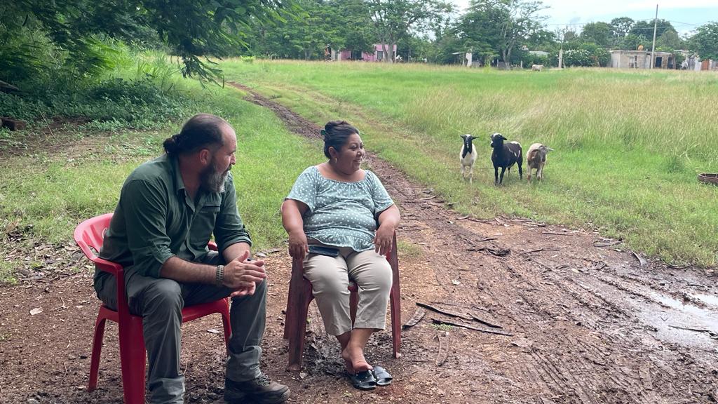 Maykol García, conversando con una habitante yucateca