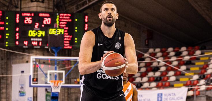 El president i jugador del Bàsquet Girona a punt de fer un tir lliure.