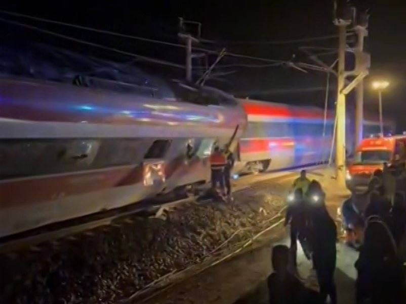 Al menos dos personas han muerto, varias han resultado heridas y un número no precisado están atrapadas tras el descarrilamiento de dos trenes de alta velocidad en el término municipal de Adamuz (Córdoba).