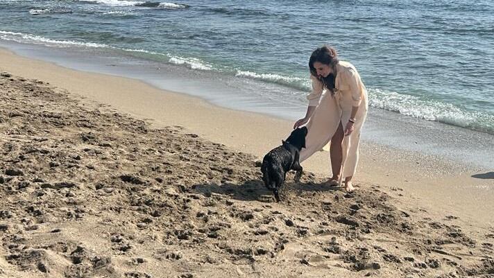 La concejala de Turismo, Ana Poquet, en su visita a la Doggy Beach de la playa de Agua Amarga.