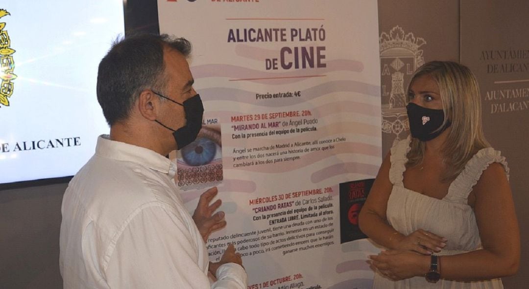 La edil de Turismo, Mari Camen Sánchez, dialoga con el director del Festival de Cine de Alicante, Vicente Seva