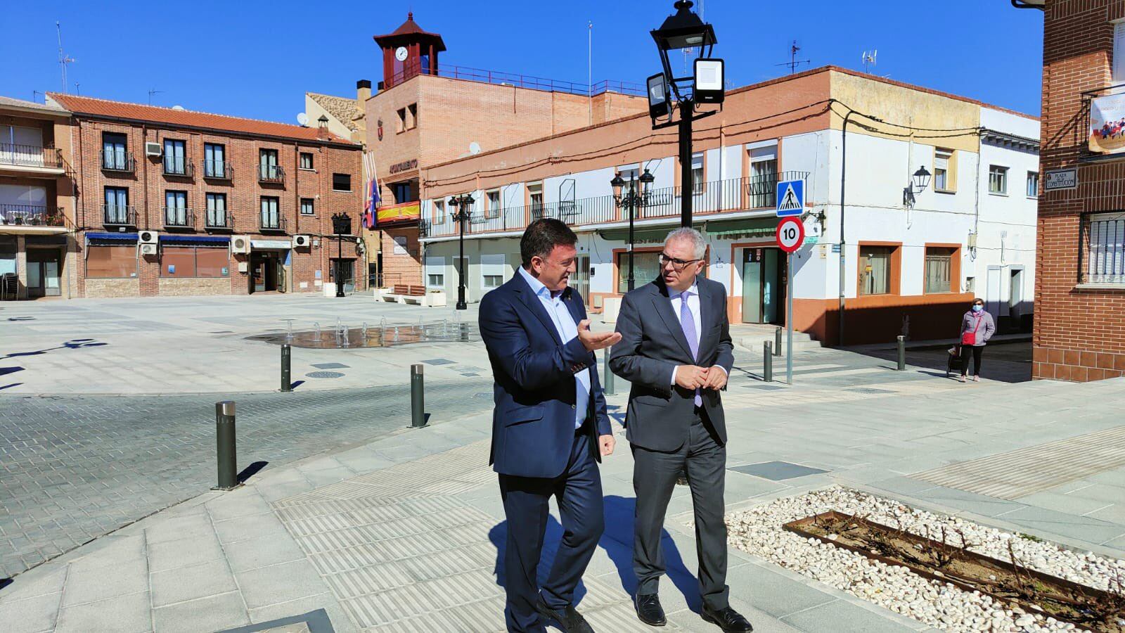 El consejero de Administración Local, Carlos Izquierdo, junto al alcalde de Humanes de Madrid