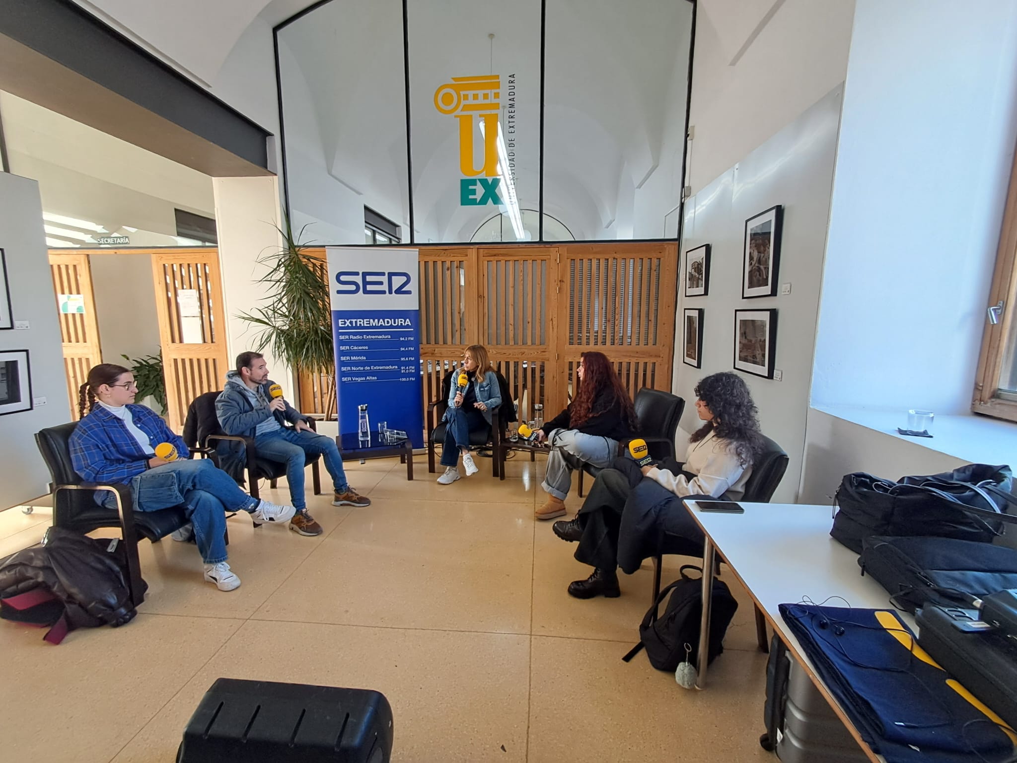 Un momento del programa Hoy por Hoy Extremadura desde la UEX con los jóvenes