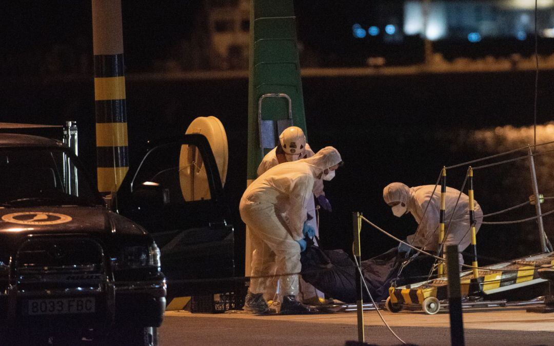 El buque de Salvamento Marítimo Guardamar Concepción Arenal trasladó este miércoles al muelle de Puerto del Rosario (Fuerteventura) los cuerpos de las tres mujeres ahogadas en el naufragio de una patera ocurrido en aguas cercanas a Lanzarote.