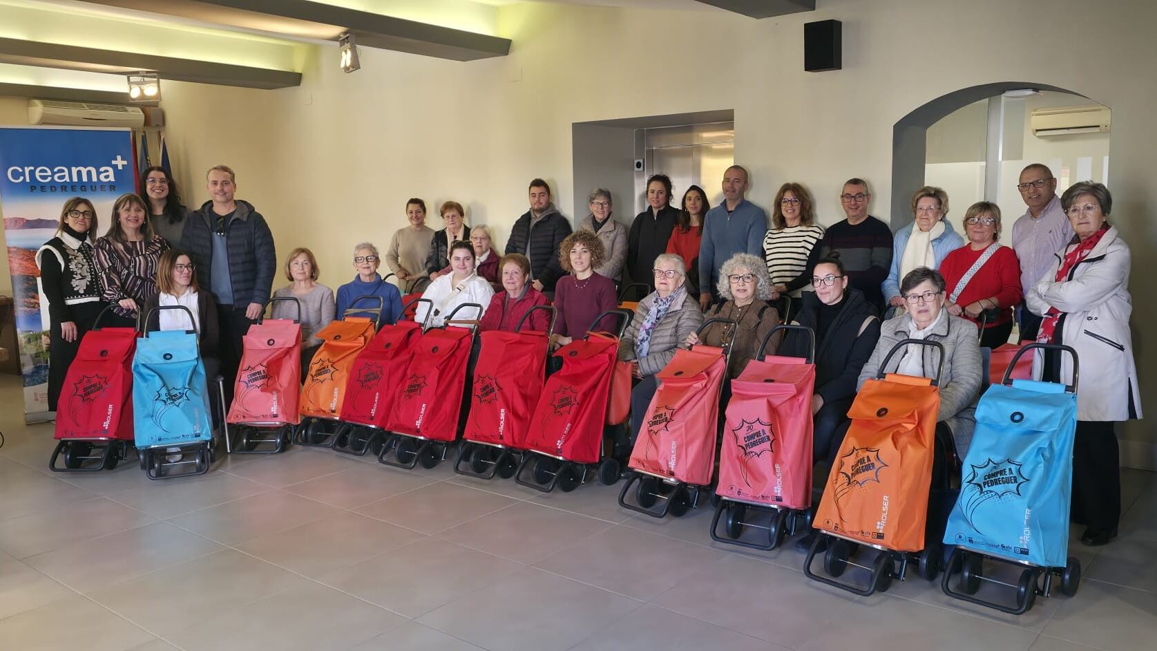 Vecinos y vecinas del municipio junto a sus carros