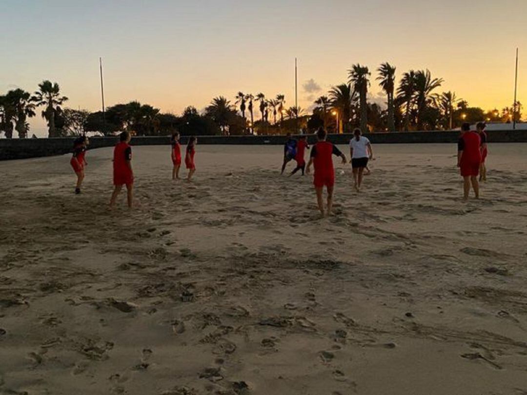 Jugadoras del Orientación Marítima entrenando en la playa del Reducto.