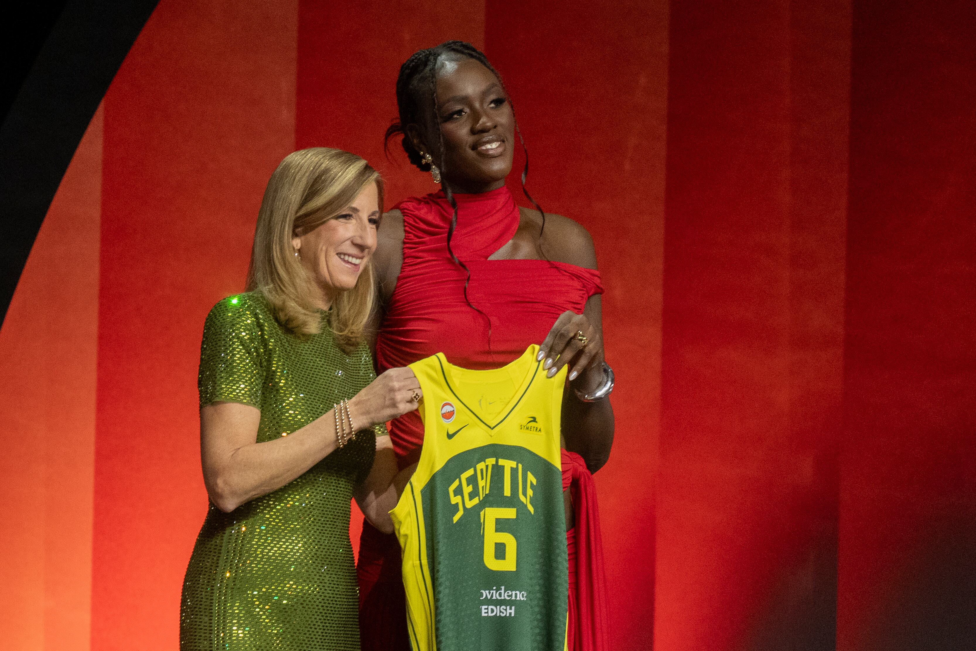 AME3157. NUEVA YORK (ESTADOS UNIDOS), 13/04/2026.- La jugadora española Awa Fam Thiam (d) posa tras ser seccionada en el tercer lugar por las Seattle Storm en el draft de la Asociación Nacional de Baloncesto Femenino (WNBA) este lunes, en Nueva York (Estados Unidos). EFE/ Angel Colmenares