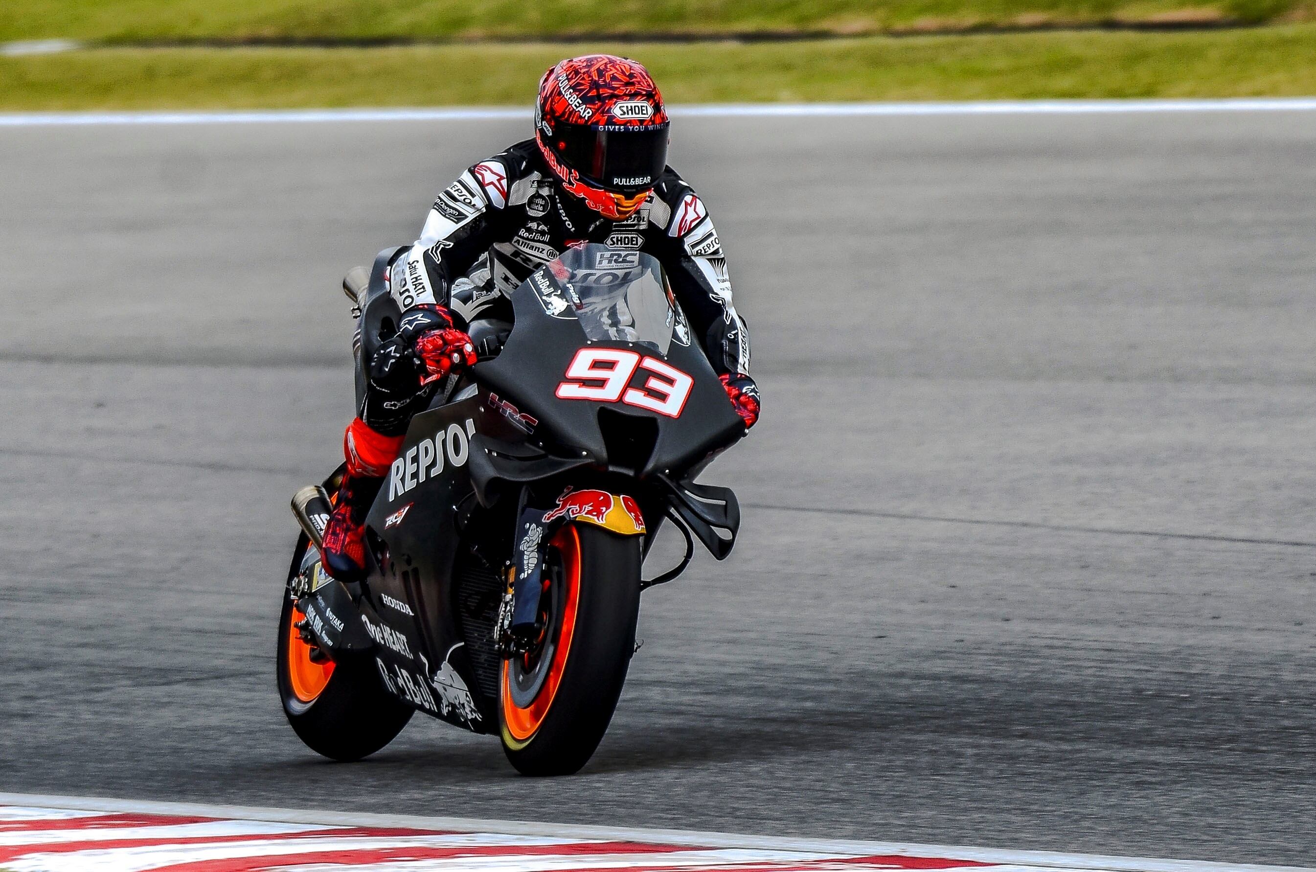 SEPANG (MALASIA), 05/02/2022.- El piloto español de Moto GP Marc Márquez (Repsol Honda) rueda durante un entrenamiento en el circuito de Sepang (Malasia) este sábado. EFE/ Ayin Penang
