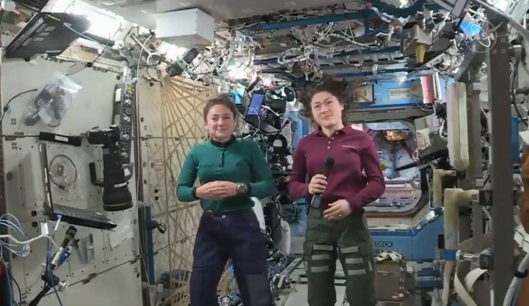 Christina Koch y Jessica Meir contestan a las preguntas de la NASA.