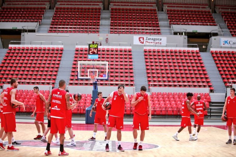 La plantilla del equipo, durante el primer entrenamiento en pista, el pasado miércoles