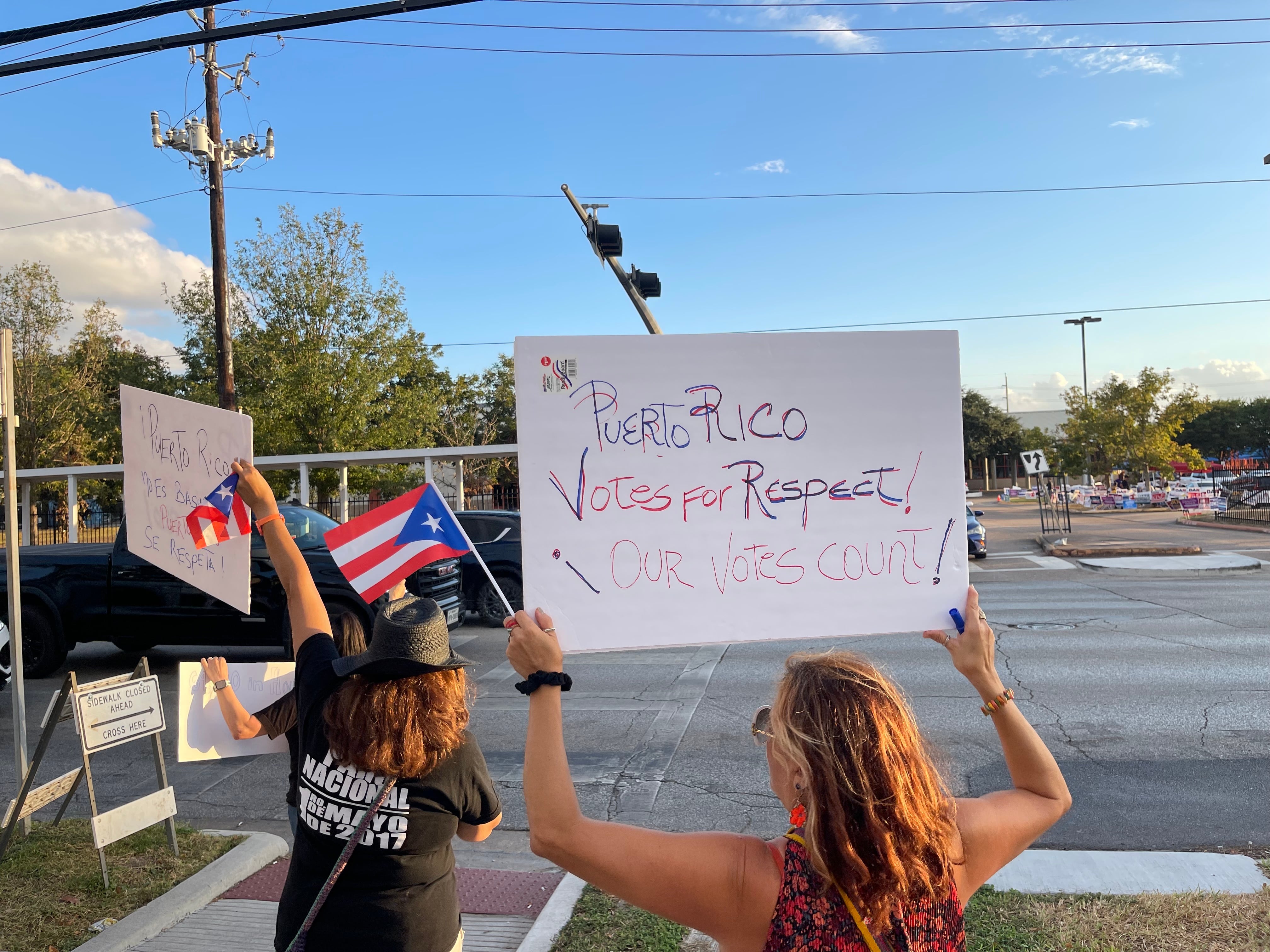 Pancartas en apoyo a Puerto Rico tras los comentarios en un mitin de Trump