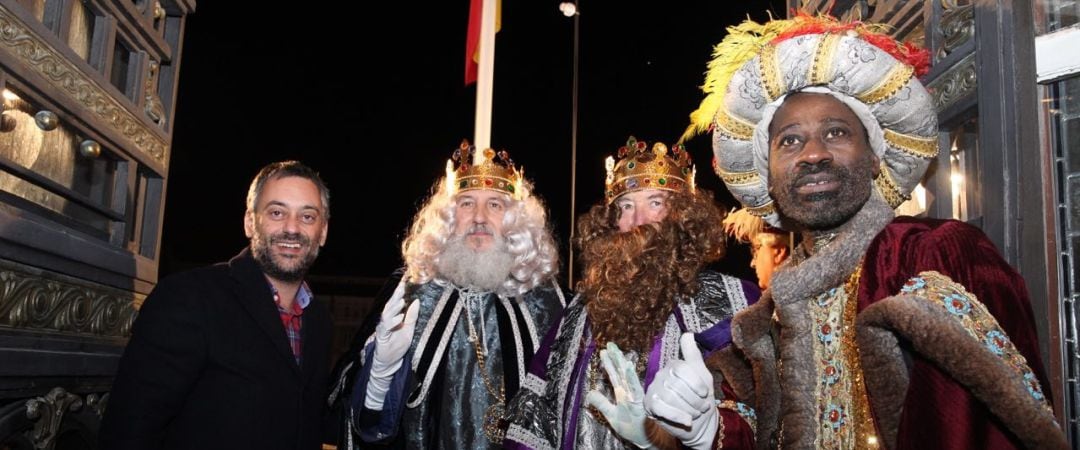 Los reyes con el alcalde