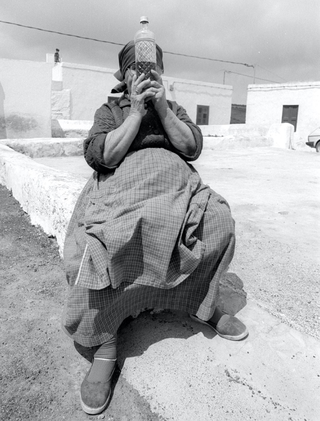 Campesina fotografiada en los 70 en Lanzarote, captada por la cámara del fotógrafo suizo Linus Jauslin (Manrique Inédito)