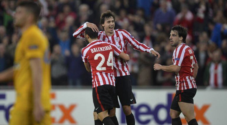 Los jugadores del Athletic celebran un gol en San Mamés