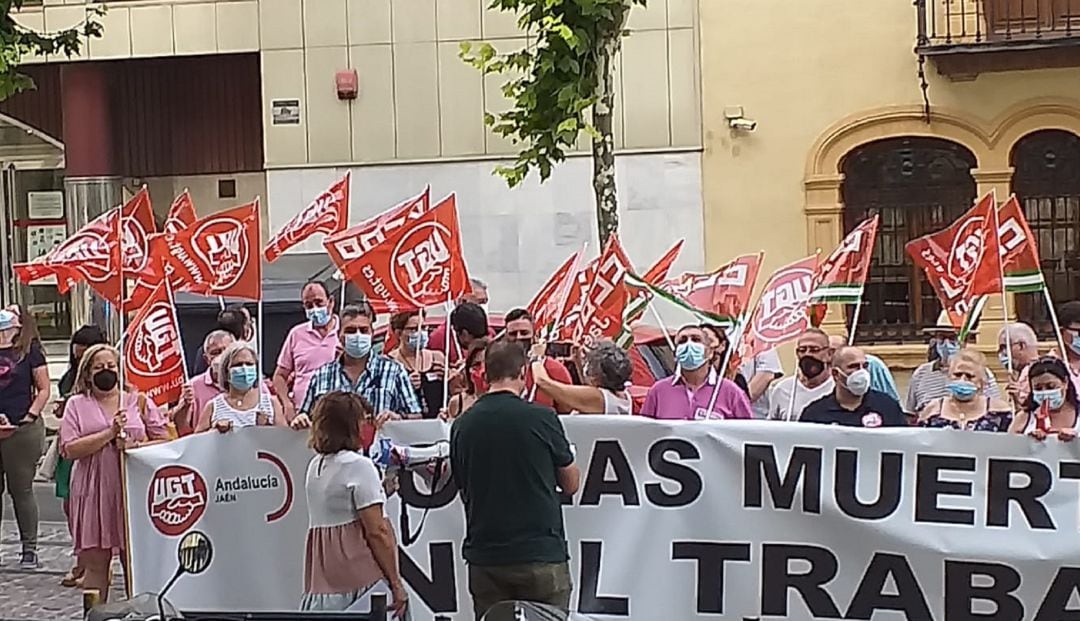 Frente al edificio donde se encuentra la Confederación de Empresarios de Jaén se han concentrado los sindicatos para exigir que se cumpla con la Ley de Prevención de Riesgos Laborales