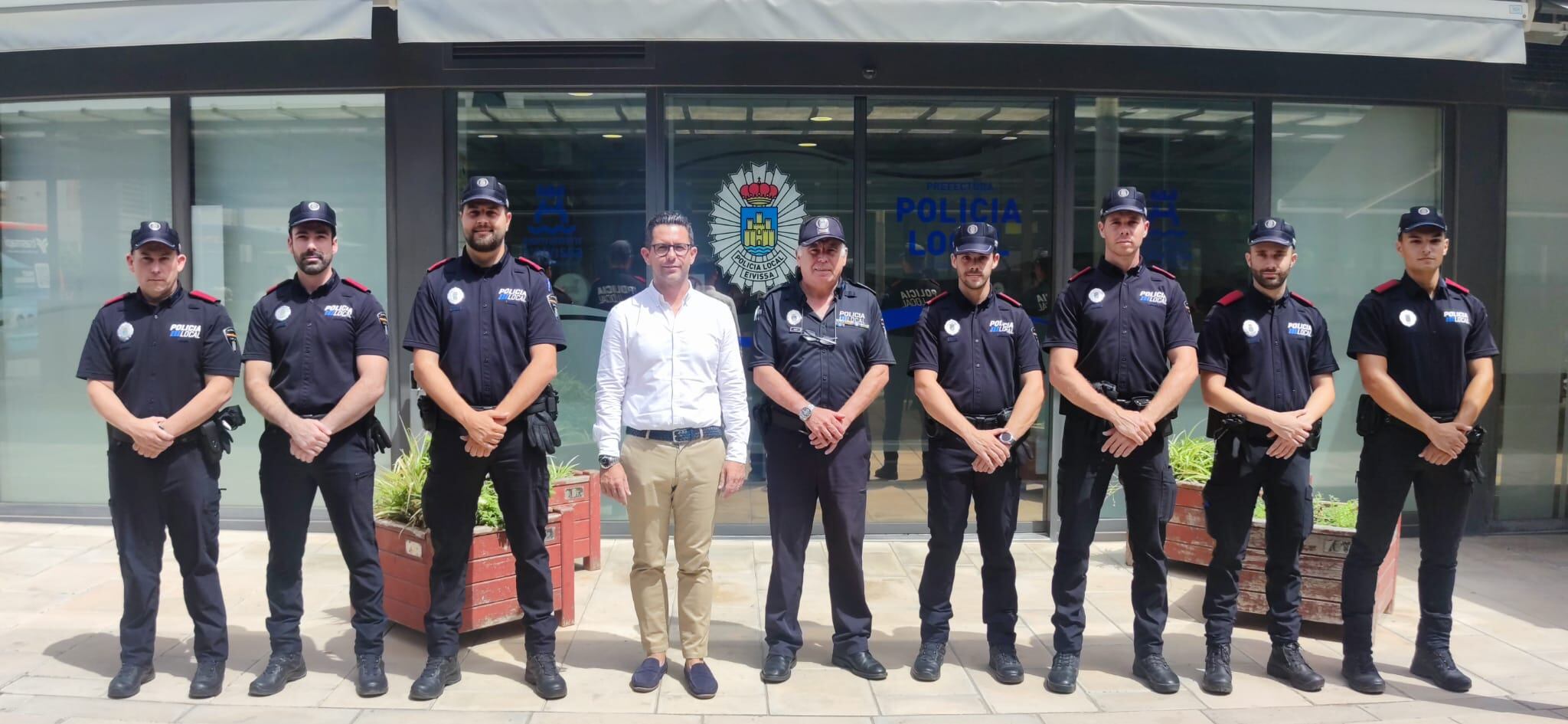 El alcalde de Ibiza, con los agentes en prácticas