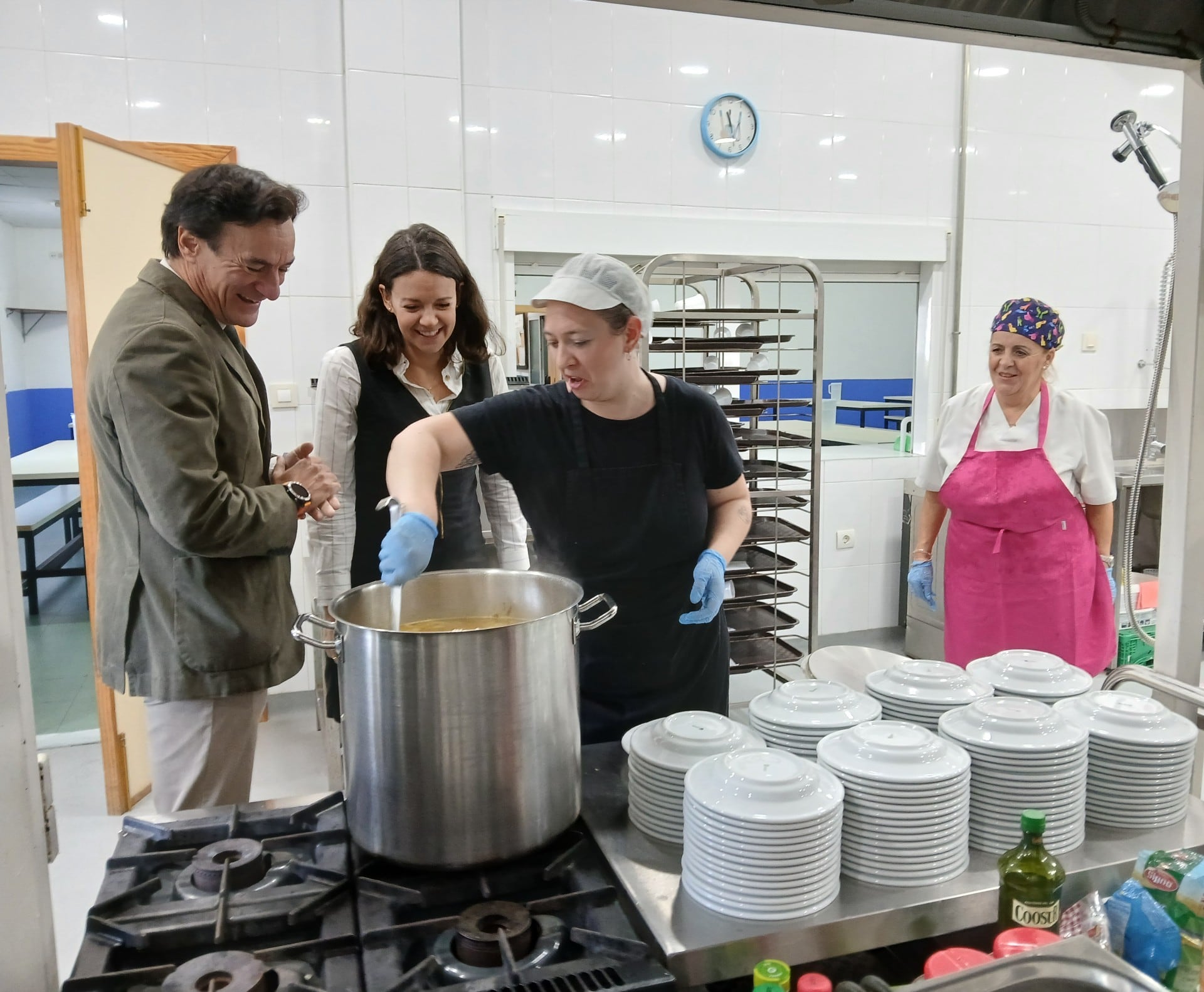 El alcalde de Jaén, Agustín González, junto a la concejala de Asuntos Sociales, María Segovia, y dos cocineras del albergue para temporeros.